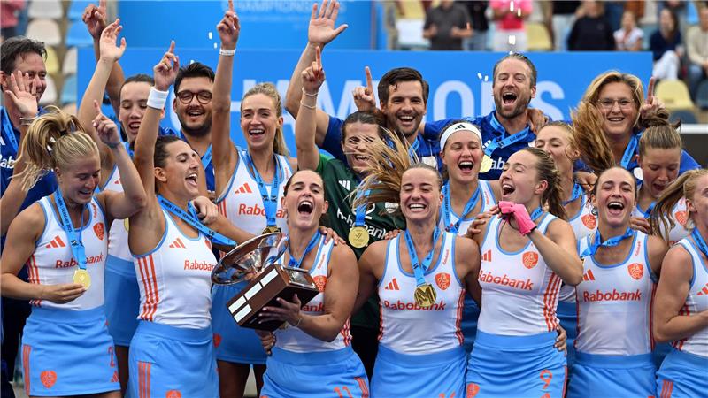 Bilder des Tages Die niederländischen Hockey-Damen feiern den Titelgewinn bei der Europameisterschaft, Pien Sanders hält Pokal in den Händen.