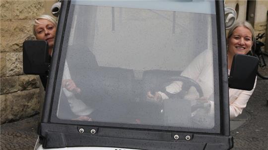 Die niedersächsische Justizministerin Dr. Kathrin Wahlmann (rechts) und die Direktorin des Goslarer Amtsgerichts Melanie Schormann im Aktentransporter zwischen Haus 1 und Haus 2 des Amtsgerichts.