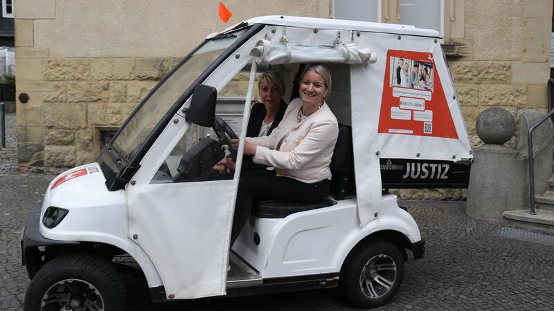 Goslarer Amtsgericht braucht zweiten Fluchtweg und neue Fenster Die niedersächsische Justizministerin Dr. Kathrin Wahlmann (vorn) und die Direktorin des Goslarer Amtsgerichts Melanie Schormann im Aktentransporter zwischen Haus 1 und Haus 2 des Amtsgerichts.