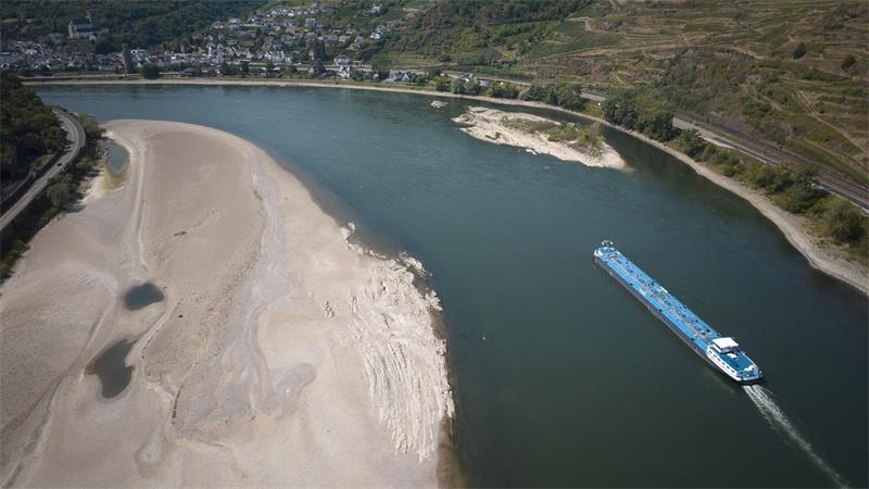 Die niedrigen Wasserstände am Rhein behindern den Transport von Öl und Sprit - das treibt die Preise. (Archivbild)