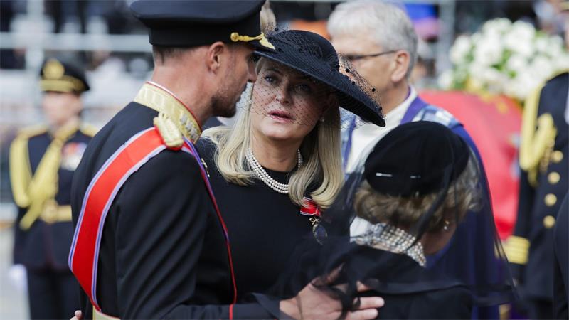 Die norwegische Königin Mette-Marit (Mitte) kann ihren Mann Königin Haakon VIII. (links) nicht zur Eröffnung des Parlaments begleiten. Hier sind die beiden am Tag der Trauerfeier für den Ende August gestorbenen König Harald V. zu sehen. (Archivbild)