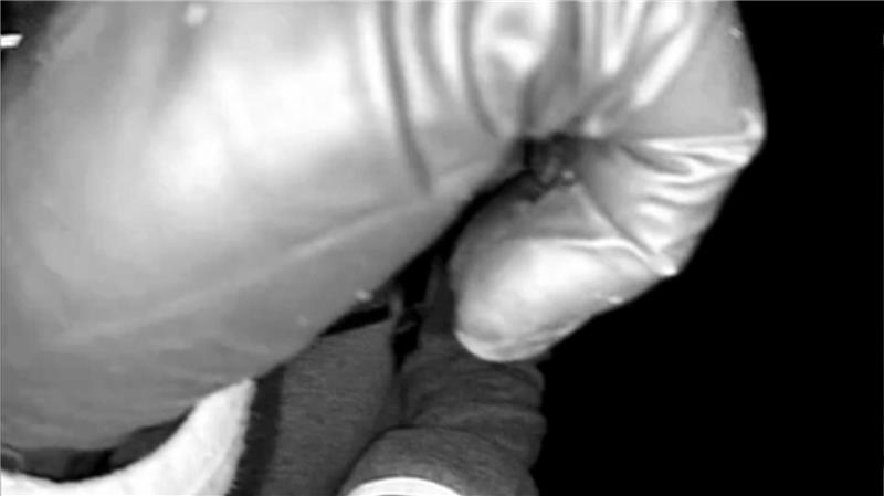 Die nun veröffentlichten Aufnahmen stammen den Angaben zufolge aus Datenresten, die in technischen Hintergrundsystemen gespeichert waren, nachdem Überwachungsgeräte vom Tatort entfernt worden waren.