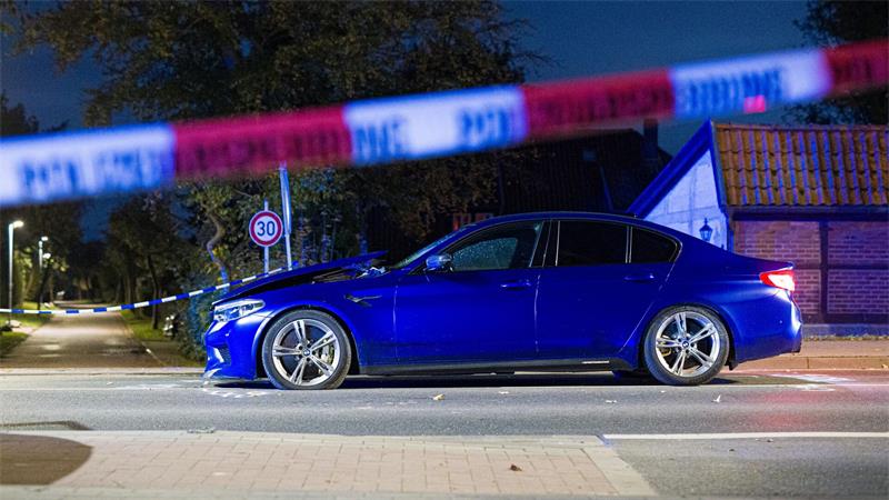Auto fährt in Menschengruppe - mit Schüssen gestoppt Die oder der Täter fliehen zu Fuß und lassen den Wagen zurück.