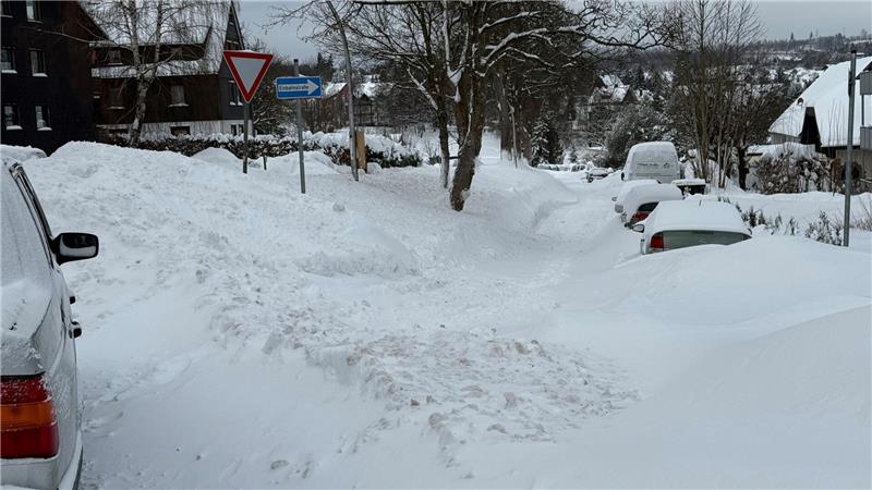 Das Foto zeigt eine nicht geräumte Straße.