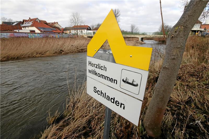 Tourismus: Wasserwanderer auf die Oker bei Schladen locken Die offizielle Symbol „Gelbe Welle“ kennzeichnet jetzt die Anlegestelle in Schladen. Foto: Gereke
