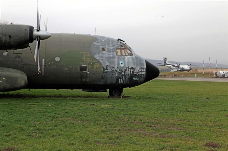 Die olivgrüne Transall (vorne) bleibt in Ballenstedt, ihre silberne Schwester, die Oberst Daniel Draken Clemens Aulich (kl. Foto v.re.) übergeben hat, kommt nach Wernigerode.