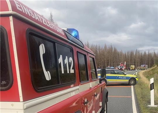Die orangefarbenen Rüttelstreifen sind gut zu erkennen. Trotz dieser Hindernisse, die für eine Reduzierung des Tempos sorgen sollen, ist am Sonntagabend eine Motorradfahrerin laut Polizei wegen nicht angepasster Geschwindigkeit gestürzt und ist so schwer verletzt worden, dass sie mit dem Rettungshubschrauber ins Krankenhaus geflogen werden musste. Foto: Feuerwehr