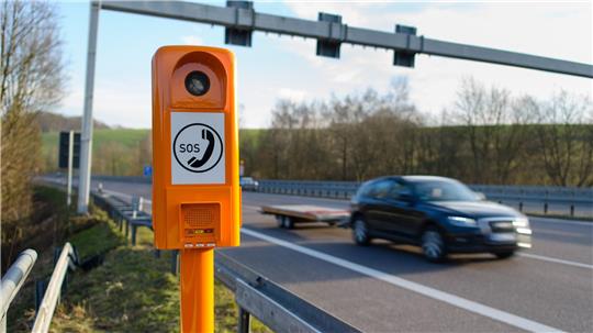Die orangen Notrufsäulen entlang der Autobahnen waren seit Dienstagabend in ganz Deutschland gestört gewesen. (Archivbild)