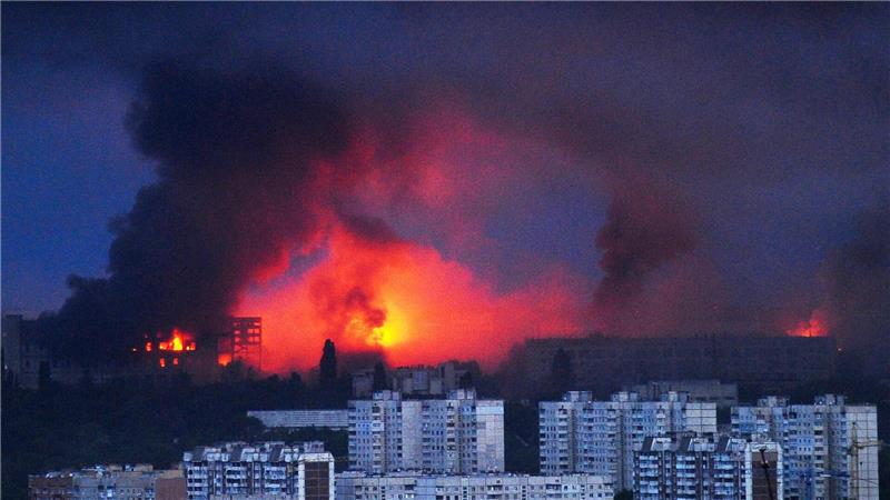 Charkiw erneut bombardiert: Tote und viele Verletzte Die ostukrainische Großstadt Charkiw ist immer wieder Ziel russischer Luftangriffe.