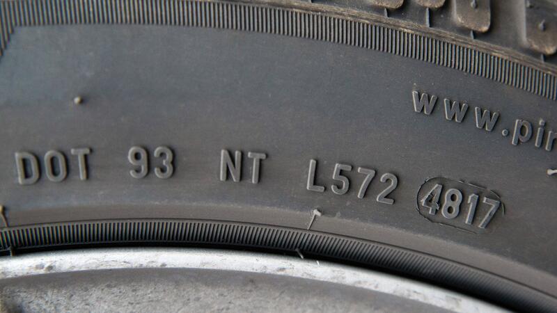 Die oval eingefasste Zahl 4817 zeigt, wie alt dieser Reifen ist: Er wurde in der 48. Kalenderwoche des Jahres 2017 hergestellt.