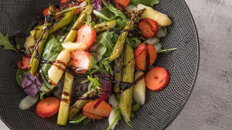 Die perfekte Kombination: Ein Salat mit grünem Spargel und saftigen Erdbeeren.