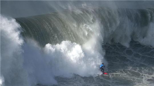 Die perfekte Welle: Der chilenische Surfer Rafael Tapia zeigt sein Können beim Surfturnier „Nazare Big Wave Challenge“ in Portugal.