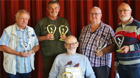 Die platzierten Harzmeister: (v.li) Karl-Heinz Ehrenberg, Volker Jung, Jürgen Alke, Horst Rieche, vorn Frank-Rainer Pluschke.