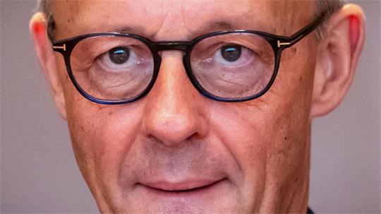 Die politische Zukunft von Kanzler Friedrich Merz bleibt ungewiss.