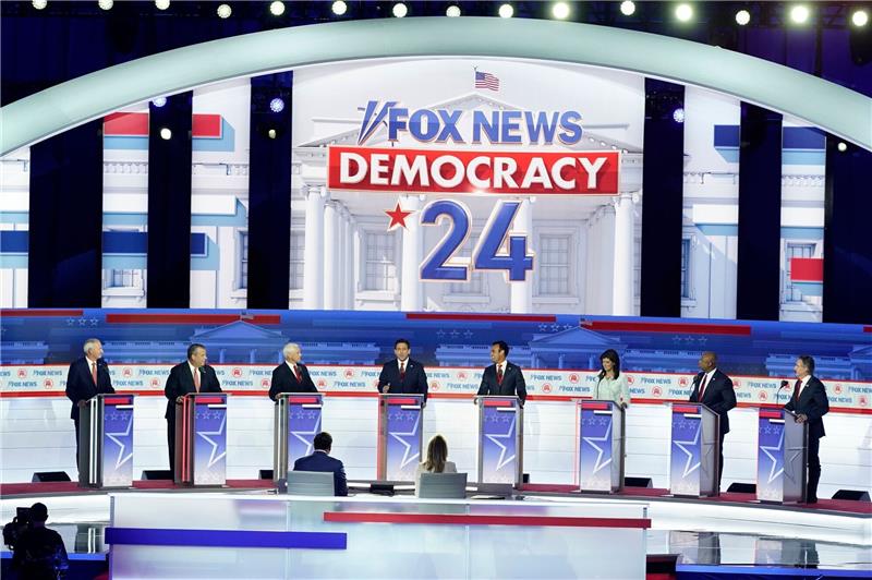 US-Wahlkampf: Lautstarke TV-Debatte der Republikaner Die republikanischen US-Präsidentschaftskandidaten von links nach rechts: Asa Hutchinson, Chris Christie, Mike Pence, Ron DeSantis, Vivek Ramaswamy, Nikki Haley, Tim Scott und Doug Burgum.