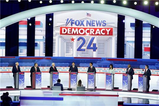 Die republikanischen US-Präsidentschaftskandidaten von links nach rechts: Asa Hutchinson, Chris Christie, Mike Pence, Ron DeSantis, Vivek Ramaswamy, Nikki Haley, Tim Scott und Doug Burgum.