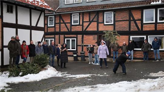 Die richtige Technik ist gefragt beim Weihnachtsbaum-Weitwurf in Ostharingen. Der siebenjährige Milo ist der Tagessieger.