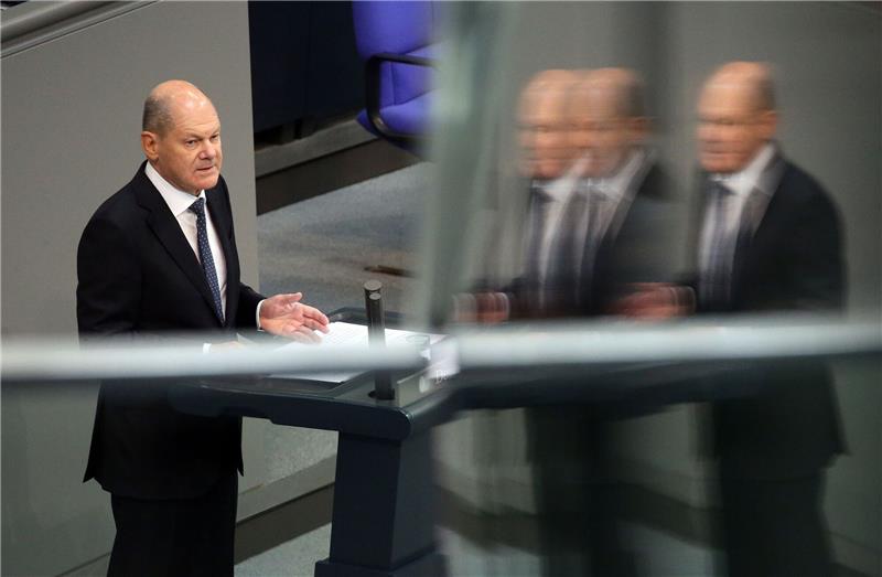 Ein Jahr „Zeitenwende”: Union zieht kritische Bilanz «Die richtigen Worte aus der Rede von Scholz wurden nicht in ein politisches Programm umgesetzt», sagt CDU-Außenexperte Roderich Kiesewetter ein Jahr nach der «Zeitenwende»-Rede von Bundeskanzler Olaf Scholz (SPD) im Bundestag.