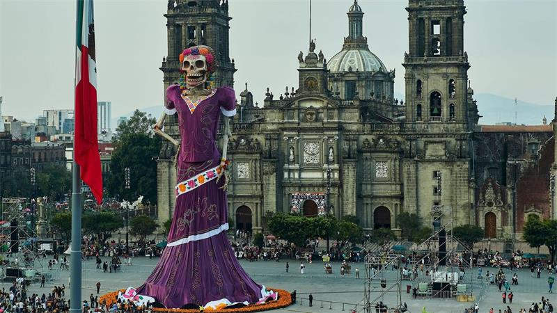 Größte Skelettfrau der Welt - Mexiko stellt Rekord auf Die riesige „Catrina“ ist laut der Organisation Guinness World Records offiziell die größte der Welt.