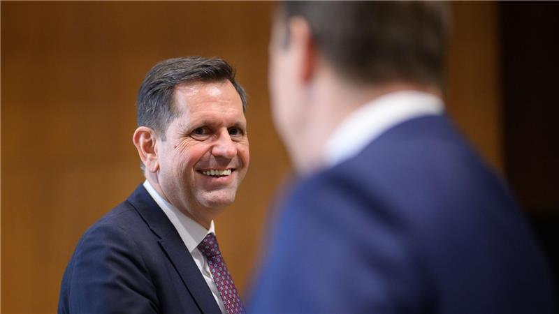 Streit um Milliarden: „Halbe Sachen“ oder „Zeitenwende“? Die rot-grüne Regierung von Ministerpräsident Lies will im kommenden Jahr mit der Einführung von Schüler-Tablets beginnen.