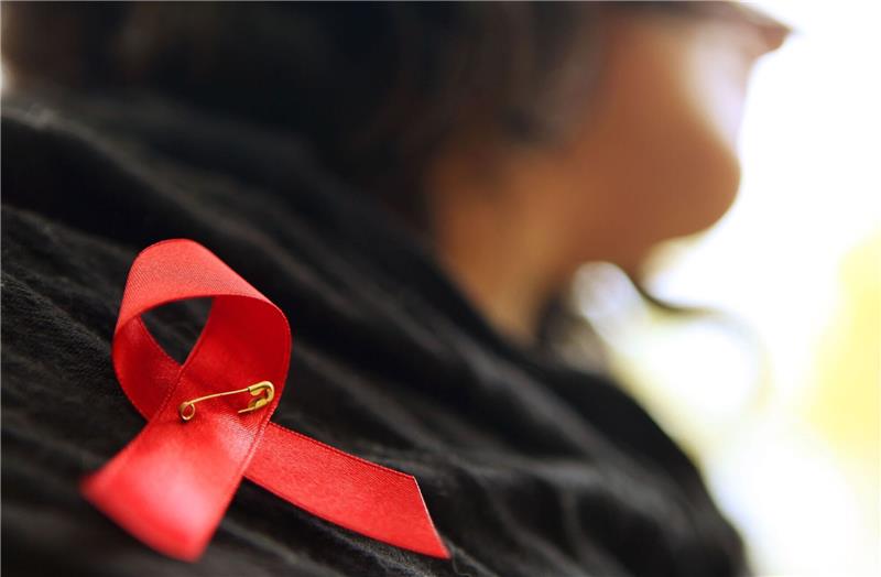 „New Yorker Patientin”: Bericht über vierte HIV-Heilung Die rote Schleife ist ein Symbol der Solidarität mit Menschen, die Aids haben oder HIV-infiziert sind.