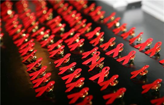 Die rote Schleife steht für den Kampf gegen Aids.