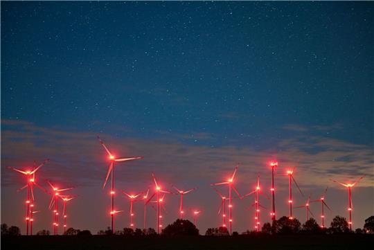 Die roten Positionslichter an Windenergieanlagen erhellen den Nachthimmel und die Landschaft. Lichtverschmutzung nimmt viel stärker zu als bisher erwartet.