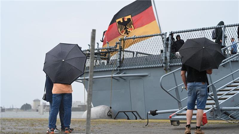 Die rund 250 Soldatinnen und Soldaten an Bord des Marineschiffes wurden von Familien, Freunden und Kameraden am Pier des Marinestützpunktes verabschiedet.