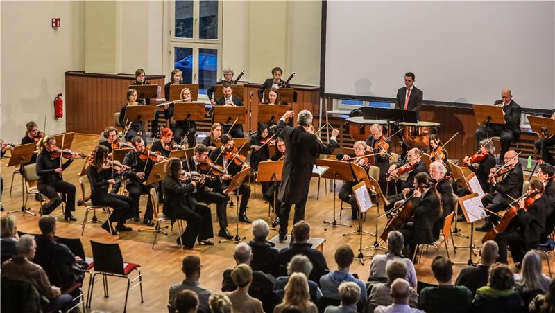 Sinfonieorchester der TU Clausthal bringt Romantik in die Aula Die rund 40 Musikerinnen und Musiker des Sinfonieorchesters TU Clausthal lassen die „Meisterwerke der Romantik“ erklingen.