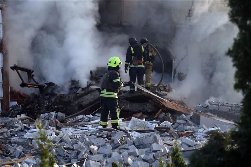 Russischer Großangriff bei Charkiw Die russische Armee greift die Region um Charkiw an - hier sind Rettungskräfte bei der Arbeit in einem Haus zu sehen.