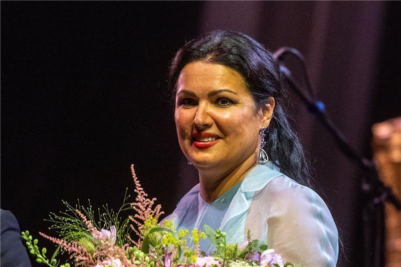Netrebkos Manager: Sanktionen betreffen Sängerin nicht Die russische Opernsopranistin Anna Netrebko steht im Innenhof des Fürstenschlosses St. Emmeram in Regensburg auf der Bühne (2022).