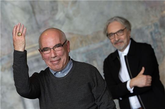 Die russischen Künstler und Preisträger Yuri Albert (l) und Vadim Zakharov freuen sich bei der Verleihung des Kaiserrings.
