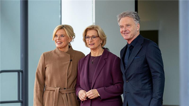 Promi-Paar Pilawa und Klöckner gemeinsam beim Einheitsfest Die saarländische Ministerpräsidentin und Bundesratspräsidentin Anke Rehlinger (SPD) (M.) begrüßt zum Tag der Deutschen Einheit in ihrem Land ein besonderes Paar: Bundestagspräsidentin Julia Klöckner (CDU) mit ihrem Lebensgefährten Jörg Pilawa.