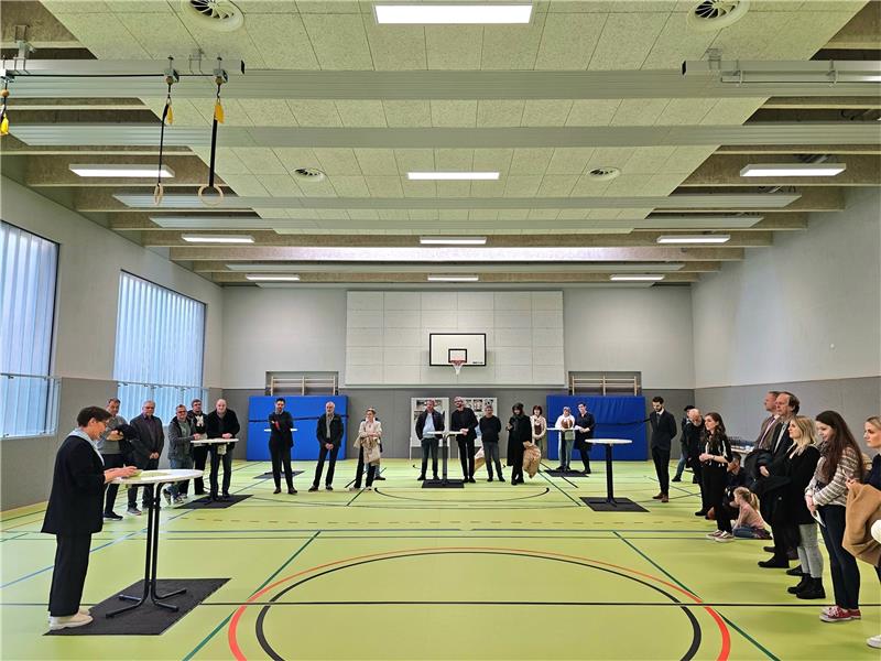 Goslar: Endlich Bewegung in der Turnhalle Zehntstraße Die sanierte Turnhalle an der Zehntstraße wird der Öffentlichkeit präsentiert. Foto: Sowa
