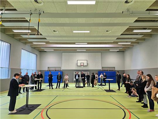 Die sanierte Turnhalle an der Zehntstraße wird der Öffentlichkeit präsentiert. Foto: Sowa