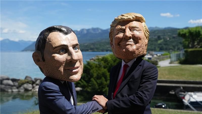 Die satirischen „Riesenköpfe“ der G7-Staats- und Regierungschefs von Oxfam, die den französischen Präsidenten Emmanuel Macron (l) und US-Präsident Donald Trump darstellen, stehen in Evian-les-Bains, im Vorfeld des G7-Gipfels, der vom 15. bis 17. Juni in Frankreich stattfinden soll.
