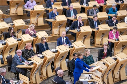 Die scheidende Regierungschefin Nicola Sturgeon bei ihrer letzten Fragestunde im schottischen Parlament in Edinburgh.