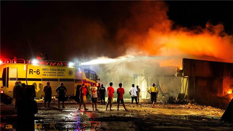 Verheerendes Feuer zerstört Parlament der Marshallinseln Die schlecht ausgerüstete Feuerwehr kam nicht gegen die Flammen an.