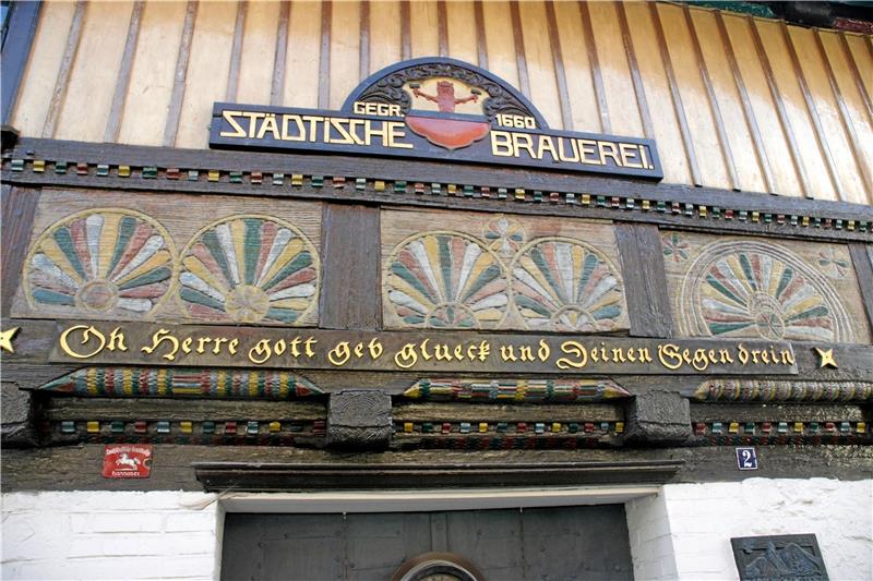 Die schmuckvolle Gestaltung verrät, wie geschichtsträchtig das Objekt ist: Die städtische Brauerei wurde im Jahr 1660 gegründet.  Fotos: Kühlewind