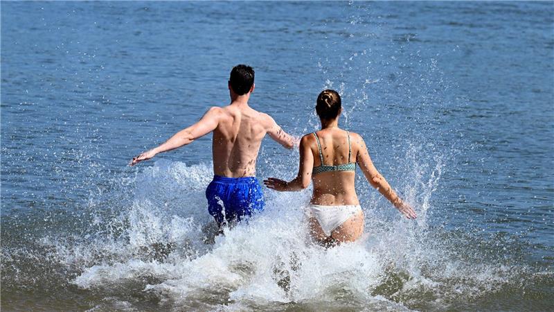 Hitzewelle bringt Unwetter, Verletzte und Straßenschäden Die schönen Seiten des Sommers: Badespaß.