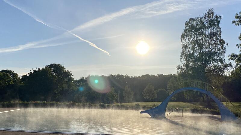 Taufe im Goslarer Freibad bei Pommes und Posaunenmusik Die schönsten Lichtstimmungen herrschen im Aquantic oft in den frühen Morgen- oder späten Abendstunden. Foto: Aquantic