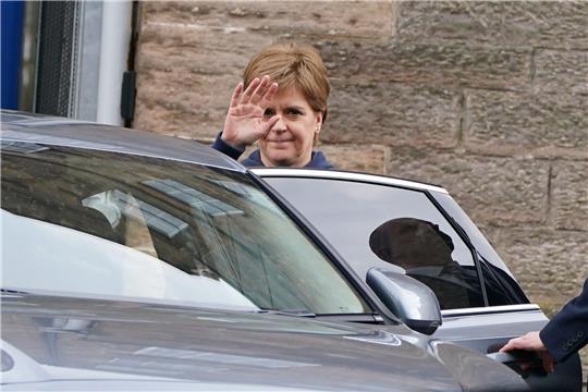 Die schottische Regierungschefin Nicola Sturgeon nach Bekanntgabe ihres Rücktritts in Edinburgh.