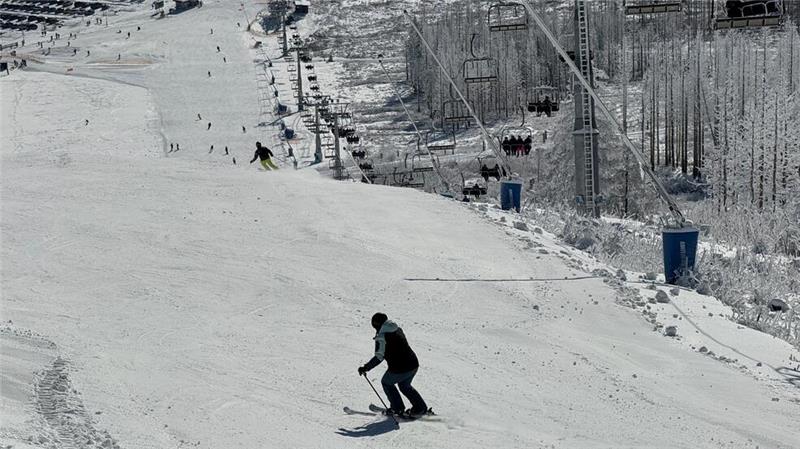 Die schwarze Piste am Hexenritt wird am Montag nicht so oft genutzt. Die leichteren Abfahrten sind bei den Ski- und Snowboardfahrern am Wurmberg offenkundig beliebter.