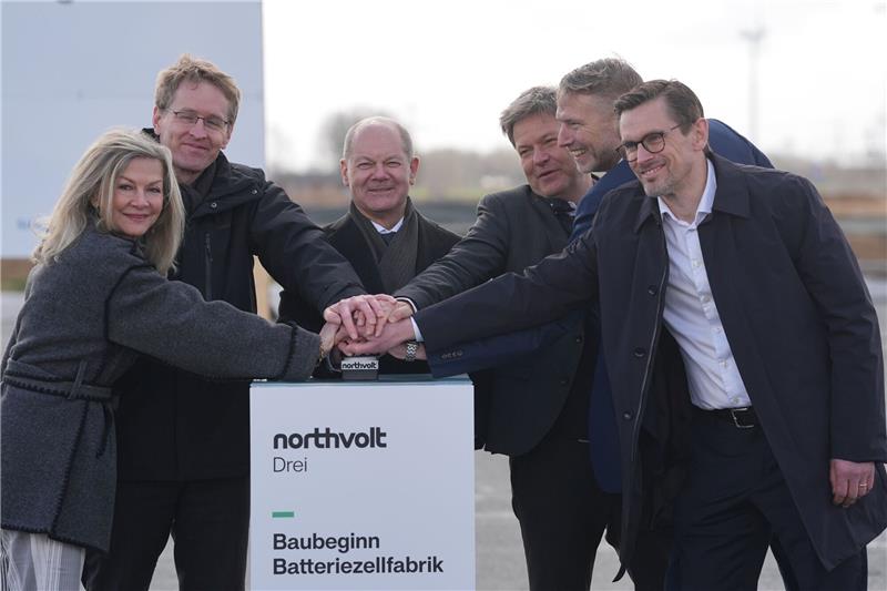 Baustart für Batteriezellfabrik in Schleswig-Holstein Die schwedische Botschafterin Veronika Wand-Danielsson (l-r), Ministerpräsident Daniel Günther, Bundeskanzler Olaf Scholz Wirtschaftsminister Robert Habeck, Northvolt-CEO Peter Carlsson und Geschäftsführer Christopher Haux beim Baubeginn.