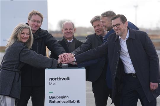 Die schwedische Botschafterin Veronika Wand-Danielsson (l-r), Ministerpräsident  Daniel Günther, Bundeskanzler Olaf Scholz Wirtschaftsminister Robert Habeck, Northvolt-CEO Peter Carlsson und Geschäftsführer Christopher Haux beim Baubeginn.