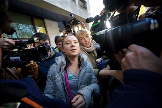 Die schwedische Klimaaktivistin Greta Thunberg  trifft vor dem Westminster Magistrates' Court ein.