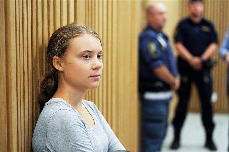 Die schwedische Klimaaktivistin Greta Thunberg wartet auf eine Gerichtsanhörung. Thunberg musste sich nach einer Protestaktion in der südschwedischen Stadt Malmö vor Gericht verantworten.
