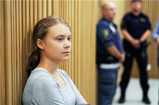 Die schwedische Klimaaktivistin Greta Thunberg wartet auf eine Gerichtsanhörung. Thunberg musste sich nach einer Protestaktion in der südschwedischen Stadt Malmö vor Gericht verantworten.
