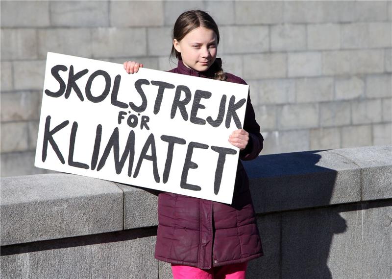 Junge Ikone der Klimabewegung: Greta Thunberg wird 20 Die schwedische Klimaaktivistin mit ihrem berühmten Schild «Skolstrejk för klimatet» (Schulstreik fürs Klima).