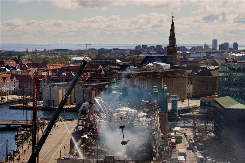 Offene Fragen nach dem Brand in Kopenhagen Die schwer beschädigte alte Börse im Zentrum von Kopenhagen.